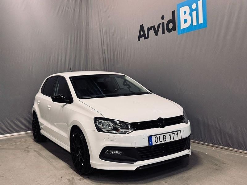 Vit Begagnad 2017 VW Polo R-line Halvkombi | 139 700 kr (Lite dyr) - Bild 1/3