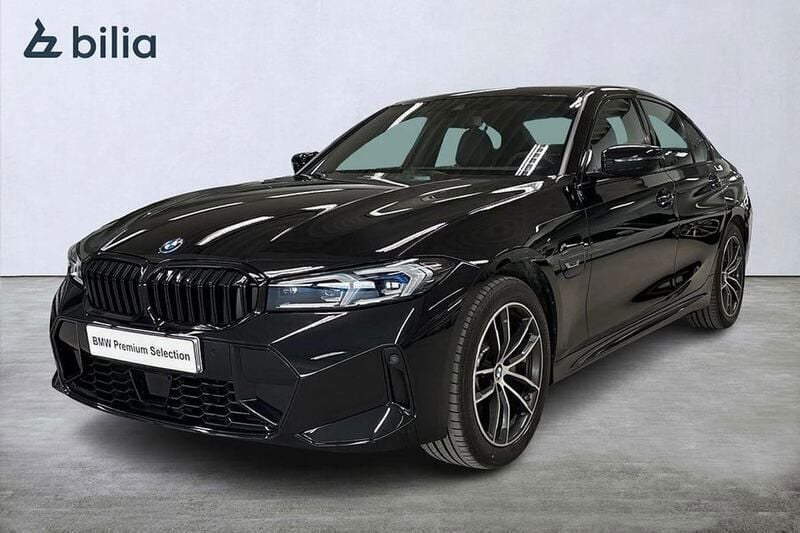 Svart Begagnad 2023 BMW 330e M Sport Sedan | 529 900 kr - Bild 1/4