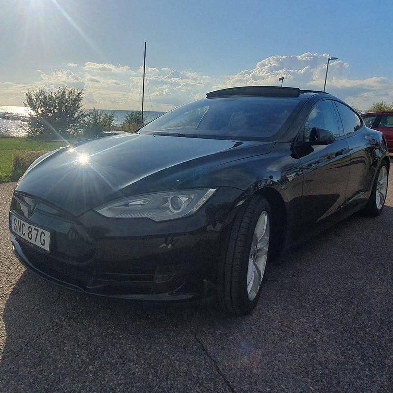 Begagnad 2013 Tesla Model S Halvkombi | 240 000 kr (Lite dyr) - Bild 1/4
