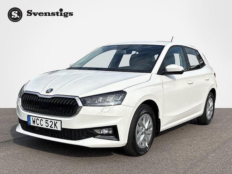 Vit (candy white) Ny 2025 Skoda Fabia Selection Halvkombi | 262 400 kr (Marknadspris) - Bild 1/4