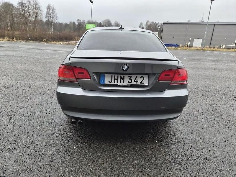 Begagnad BMW 325 218 HK (160 kW) 2007 Grå Sportkupé