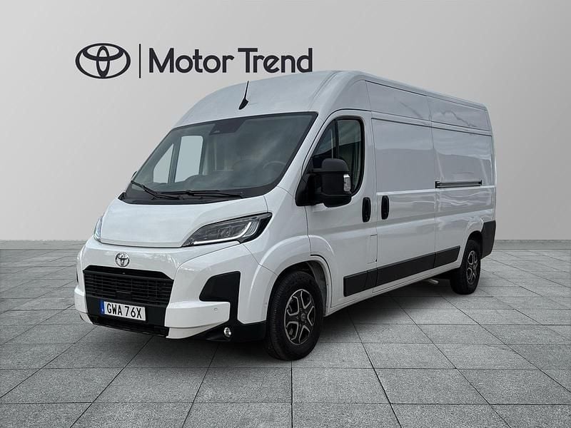 Vit Begagnad 2025 Toyota Proace Minibuss | 549 900 kr (Marknadspris) - Bild 1/4