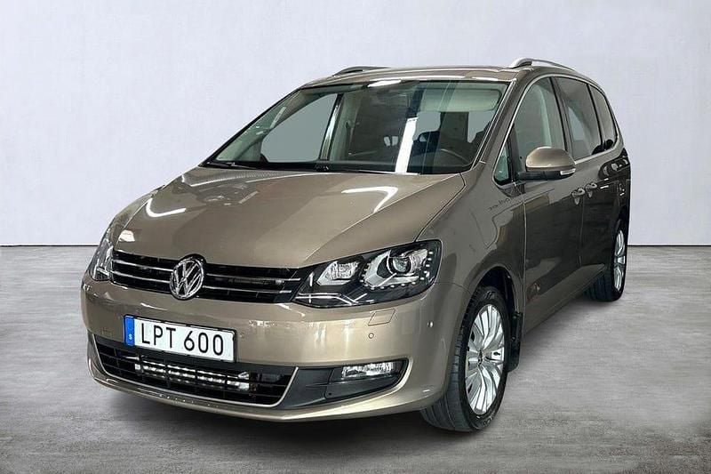 Brun metallic Begagnad 2015 VW Sharan Minibuss | 139 000 kr (Superpris) - Bild 1/4