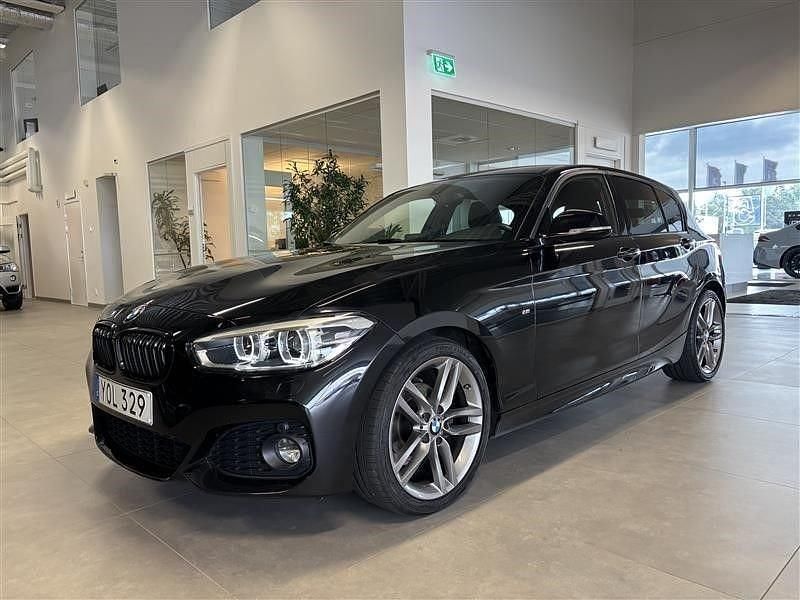 Svart Begagnad 2017 BMW 118 M Sport Halvkombi | 159 800 kr (Marknadspris) - Bild 1/4