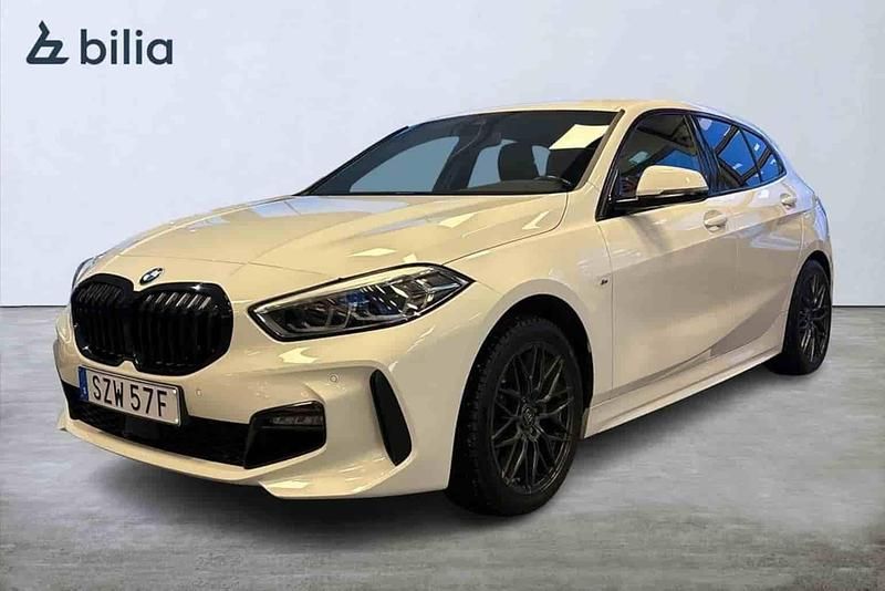 Vit Begagnad 2022 BMW 118 Halvkombi | 279 000 kr (Dyr) - Bild 1/1
