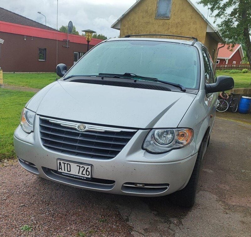 Silver Begagnad 2007 Chrysler Town & Country Minibuss | 54 000 kr - Bild 1/3