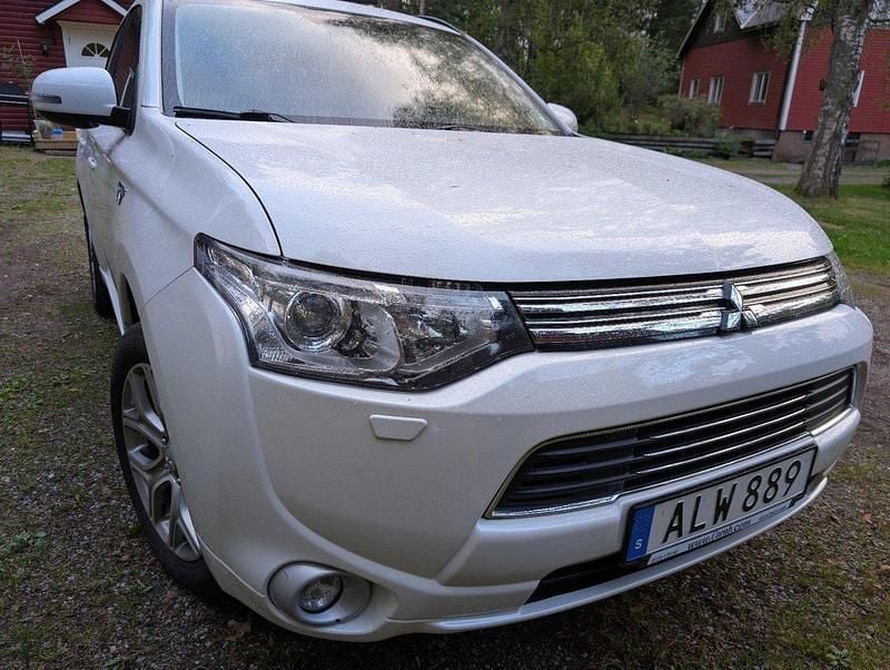 Vit Begagnad 2014 Mitsubishi Outlander P-HEV SUV | 98 000 kr (Bra pris) - Bild 1/4