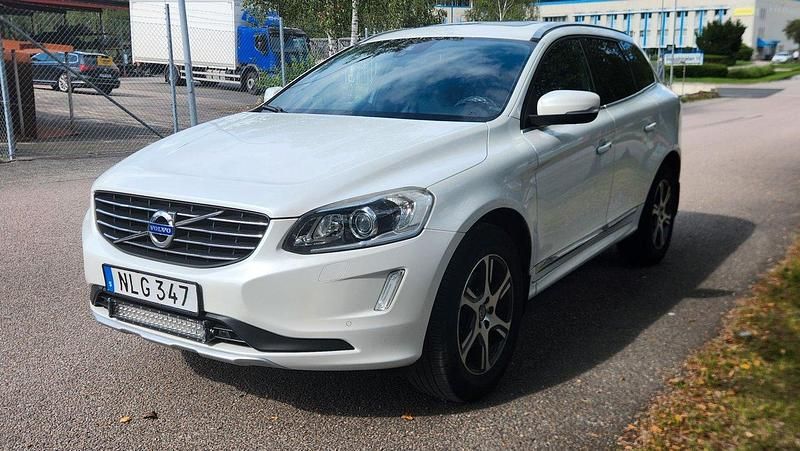 Vit Begagnad 2014 Volvo XC60 Summum SUV | 139 900 kr (Marknadspris) - Bild 1/4
