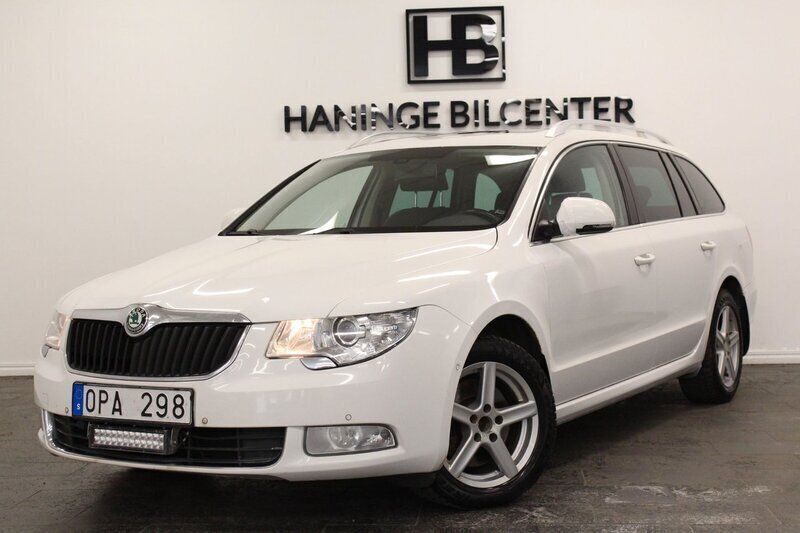 Vit Begagnad 2011 Skoda Superb Elegance Kombi | 59 900 kr (Marknadspris) - Bild 1/4
