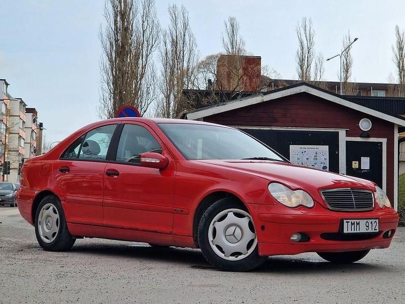 Röd Begagnad 2003 Mercedes C200 Sedan | 29 800 kr (Marknadspris) - Bild 1/4