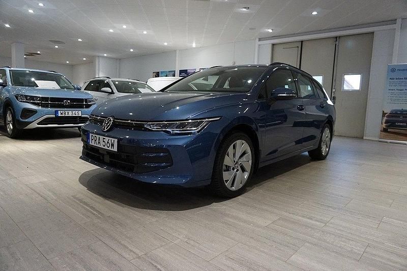Mörkblå Begagnad 2024 VW Golf VIII Kombi | 319 000 kr (Marknadspris) - Bild 1/4