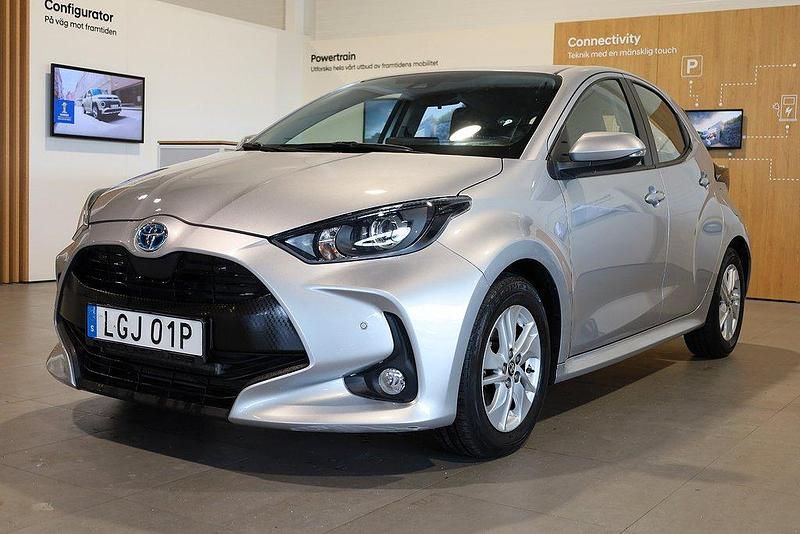 Silver Begagnad 2023 Toyota Yaris Hybrid Active Halvkombi | 209 900 kr (Marknadspris) - Bild 1/3