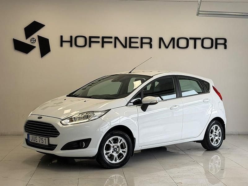 Begagnad Ford Fiesta Titanium 80 HK (58 kW) 2015 Vit Halvkombi