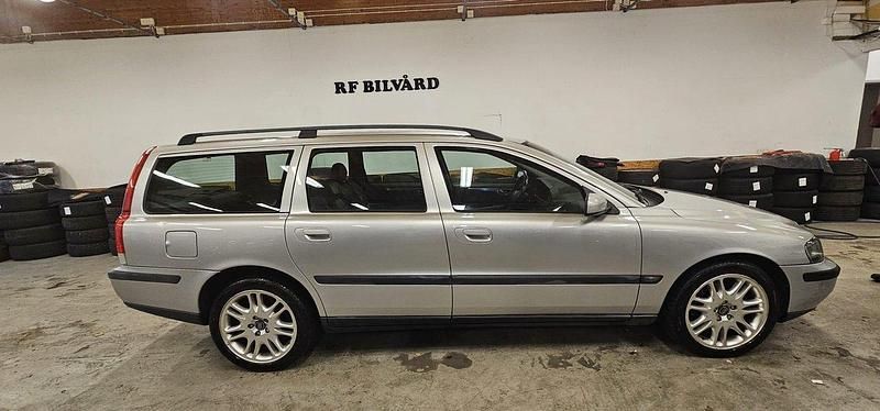 Grå Begagnad 2004 Volvo V70 Business Edition Kombi | 29 900 kr (Marknadspris) - Bild 1/4