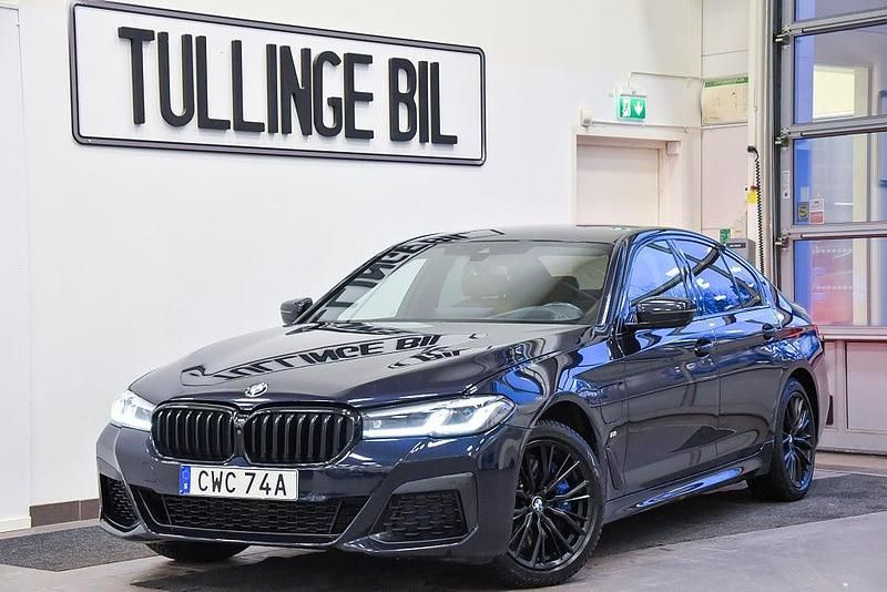 Svart Begagnad 2020 BMW 530e M Sport Sedan | 389 900 kr (Dyr) - Bild 1/4