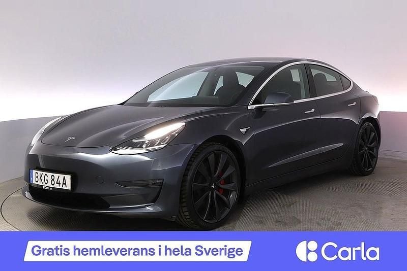 Grå Begagnad 2020 Tesla Model 3 Performance Sedan | 336 900 kr (Marknadspris) - Bild 1/4