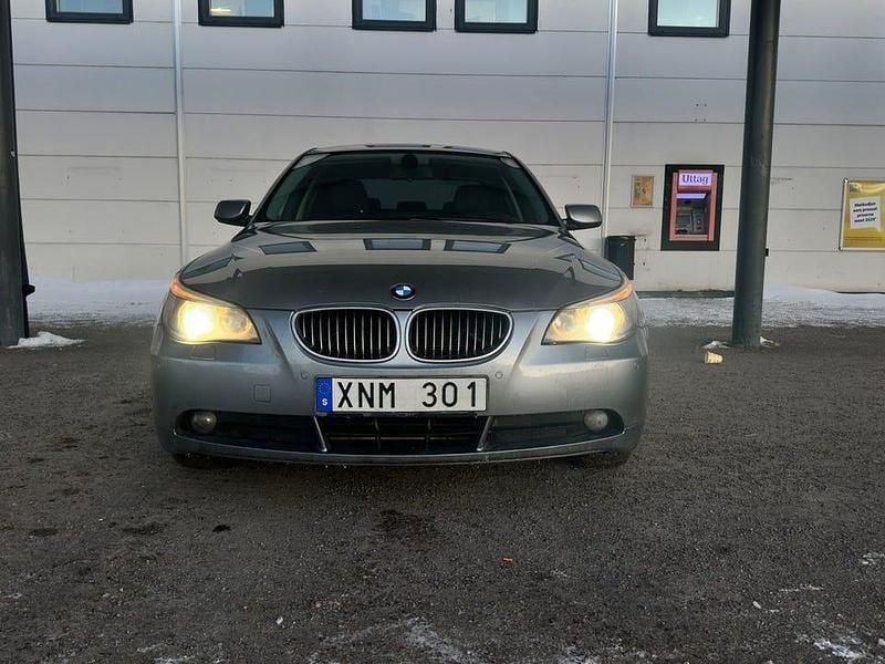 Begagnad BMW 523 177 HK (130 kW) 2006 Grå Sedan