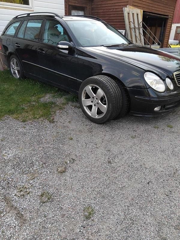 Svart Begagnad 2004 Mercedes E320 Avantgarde Kombi | 50 000 kr (Bra pris) - Bild 1/4