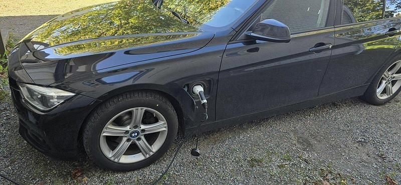 Svart Begagnad 2017 BMW 330e Sport Line Sedan | 190 000 kr (Marknadspris) - Bild 1/4