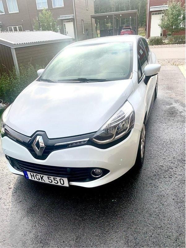 Vit Begagnad 2015 Renault Clio IV Halvkombi | 65 000 kr (Marknadspris) - Bild 1/4