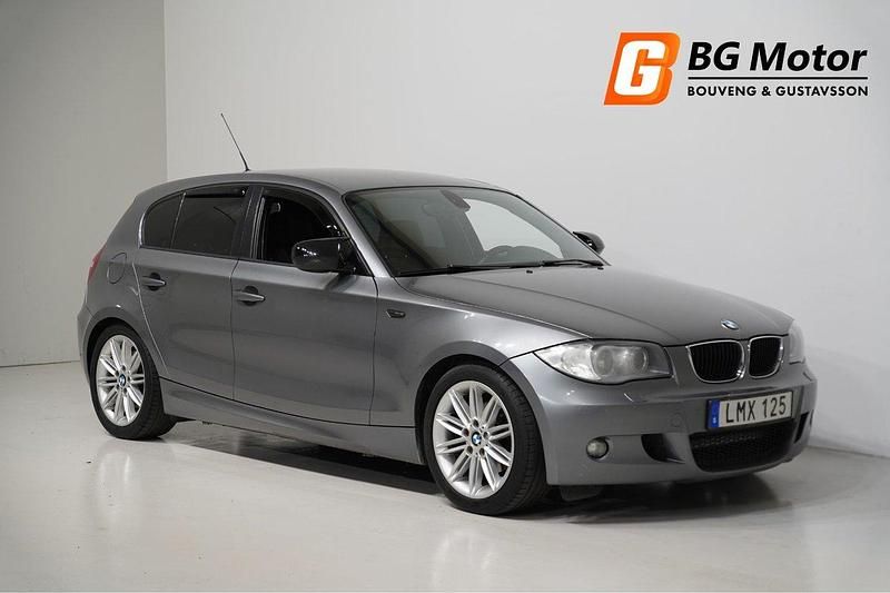 Grå Begagnad 2009 BMW 118 Advantage Halvkombi | 67 600 kr (Lite dyr) - Bild 1/4