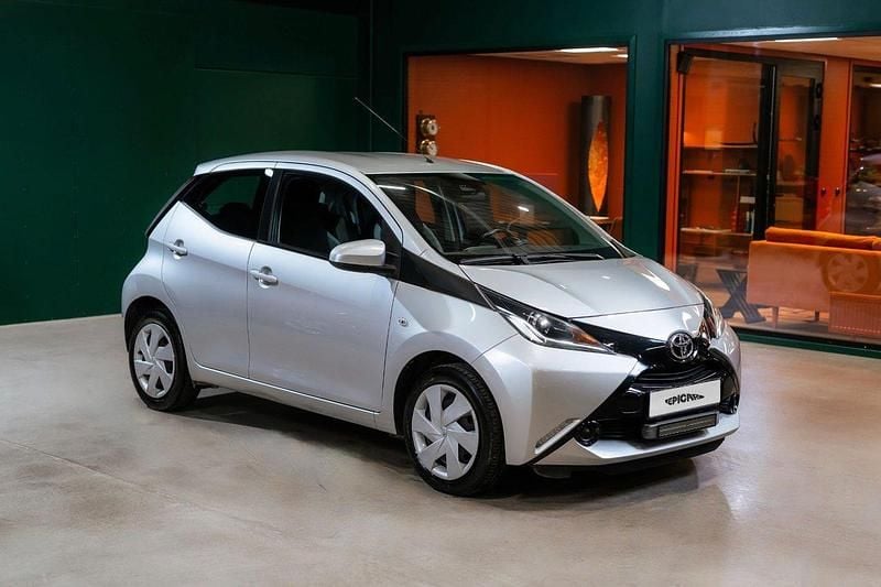 Silver Begagnad 2018 Toyota Aygo X-play Halvkombi | 109 900 kr (Bra pris) - Bild 1/4