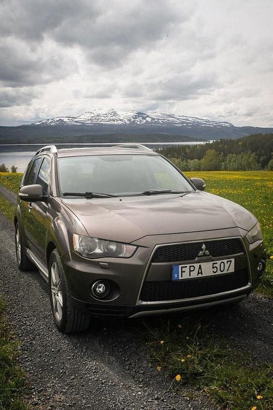 Brun Begagnad 2010 Mitsubishi Outlander Comfort Edition SUV | 42 000 kr (Marknadspris) - Bild 1/4