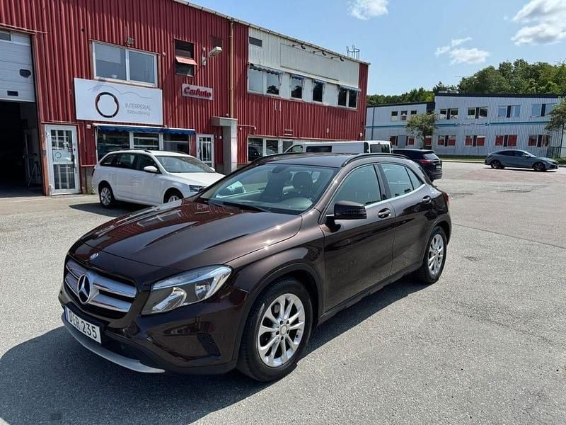 Brun Begagnad 2014 Mercedes GLA200 Style SUV | 164 900 kr (Marknadspris) - Bild 1/4