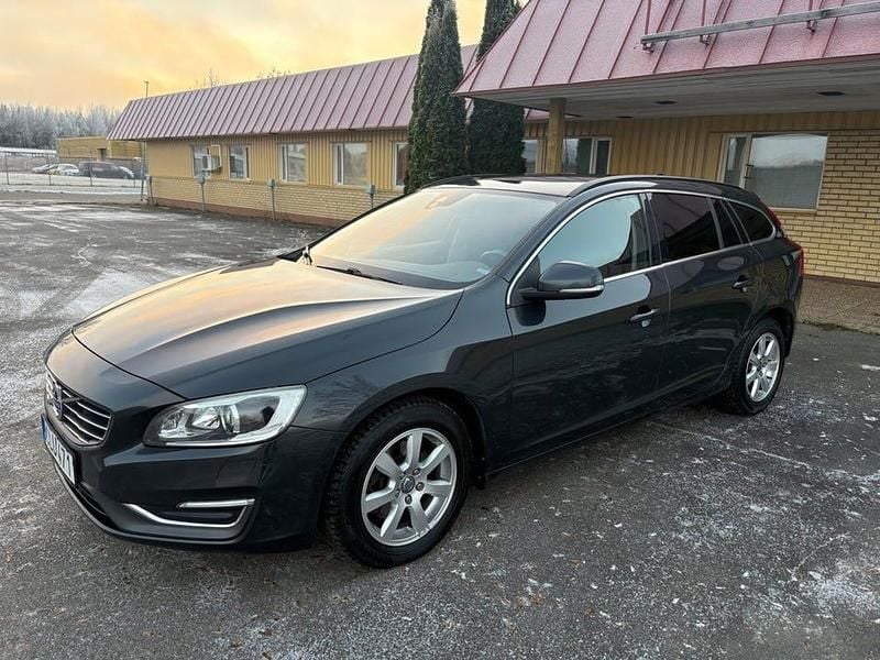 Grå Begagnad 2015 Volvo V60 Momentum Kombi | 154 900 kr - Bild 1/4