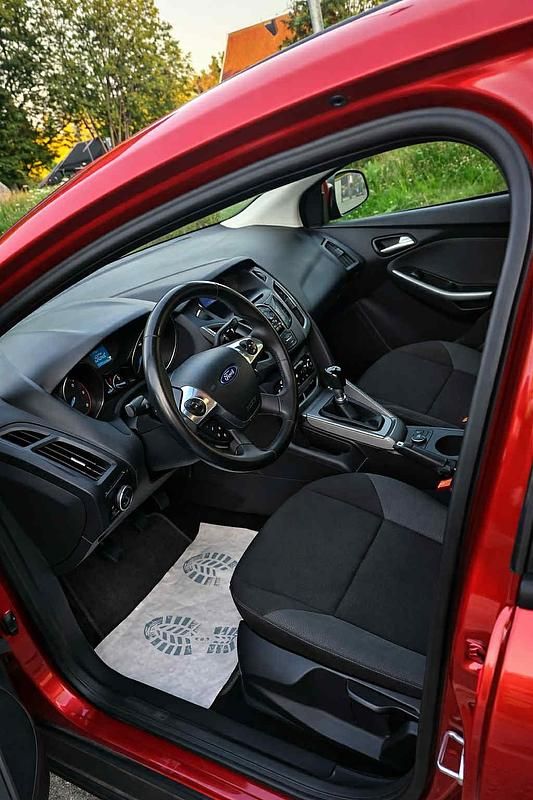 Begagnad Ford Focus Trend 96 HK (70 kW) 2011 Röd Kombi