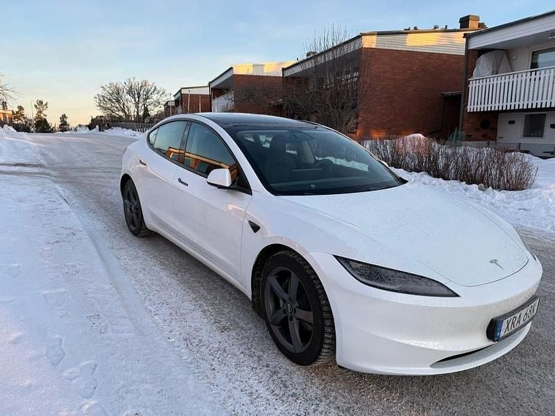 Begagnad Tesla Model 3 Long Range AWD 366 kW (498 HK) 2024 Vit Sedan