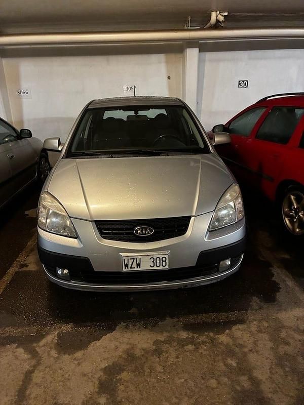 Begagnad 2006 Kia Rio Halvkombi | 22 000 kr (Lite dyr) - Bild 1/4