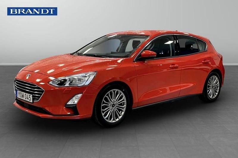 Röd Begagnad 2019 Ford Focus Titanium Halvkombi | 139 900 kr (Marknadspris) - Bild 1/4