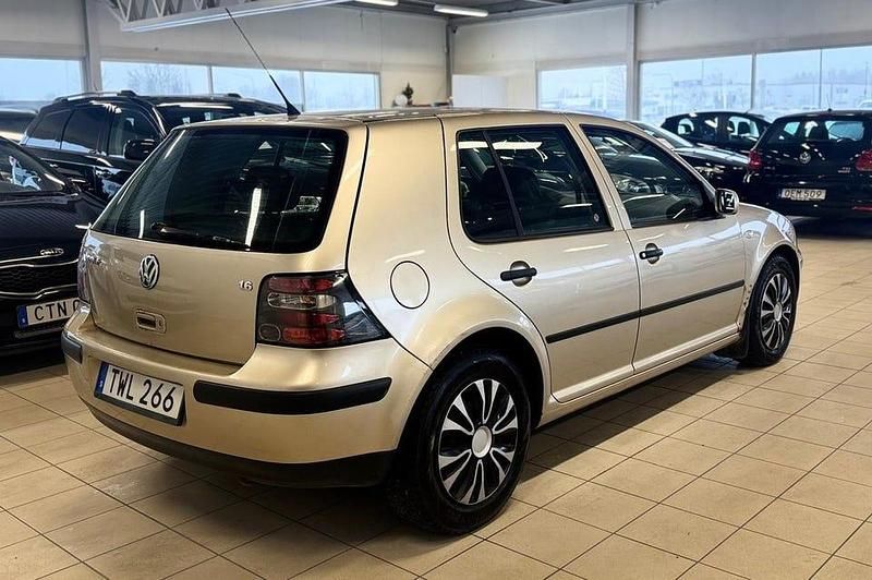 Begagnad VW Golf IV Basis 105 HK (77 kW) 2003 Brun