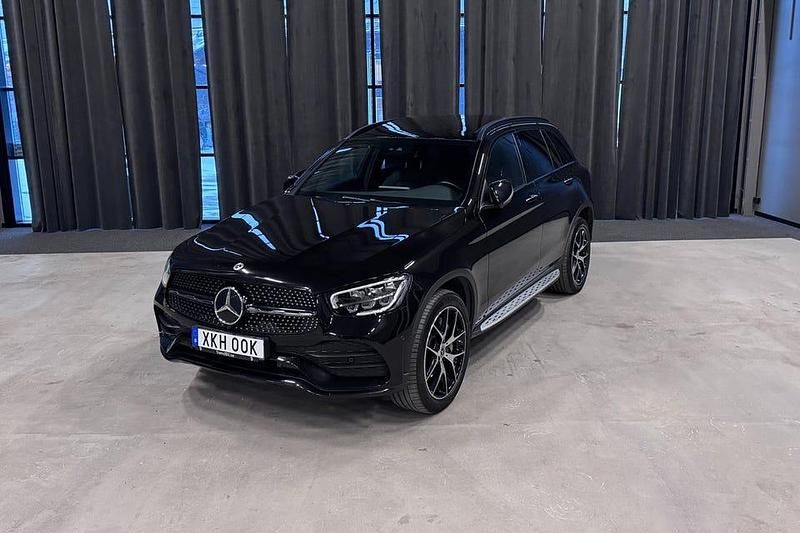 Svart Begagnad 2022 Mercedes GLC300 AMG | 419 900 kr (Marknadspris) - Bild 1/4