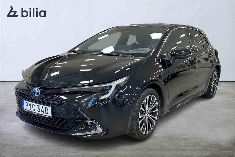 Svart Begagnad 2024 Toyota Corolla Hybrid Halvkombi | 287 500 kr - Bild 1/1