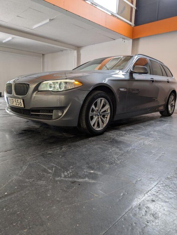 Grå Begagnad 2012 BMW 520 Kombi | 114 900 kr (Bra pris) - Bild 1/4