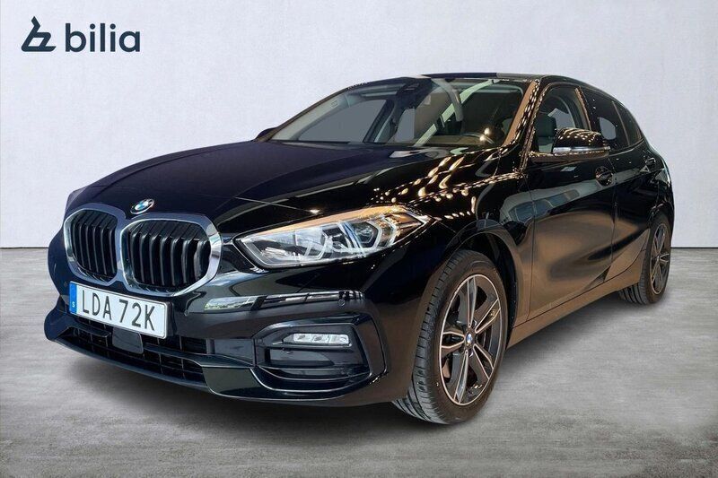 Svart Begagnad 2022 BMW 118 Sport Line Halvkombi | 249 900 kr (Marknadspris) - Bild 1/3