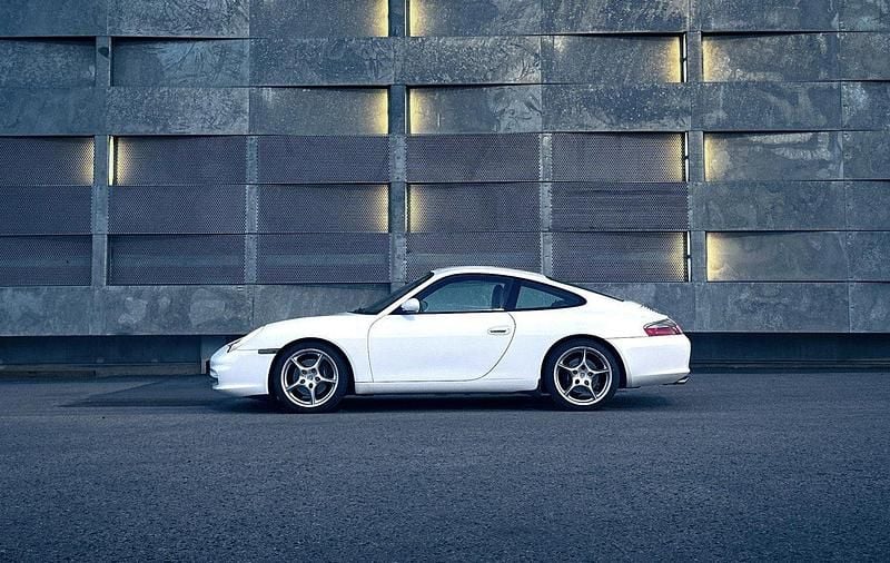Vit Begagnad 2002 Porsche 911 Carrera Sportkupé | 350 000 kr (Marknadspris) - Bild 1/4