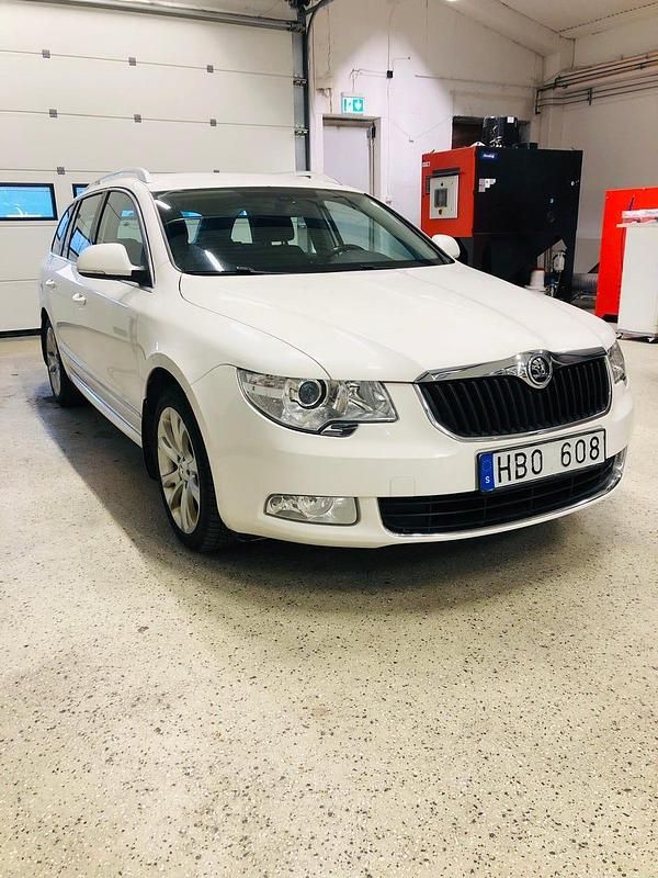 Begagnad 2013 Skoda Superb Kombi | 81 900 kr (Marknadspris) - Bild 1/4