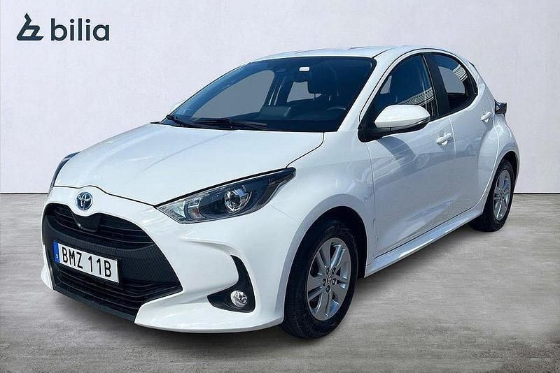 Vit Begagnad 2023 Toyota Yaris Hybrid Active Halvkombi | 239 900 kr (Marknadspris) - Bild 1/3
