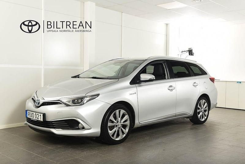 Silver metallic Begagnad 2016 Toyota Auris Hybrid Executive Kombi | 149 800 kr (Marknadspris) - Bild 1/4