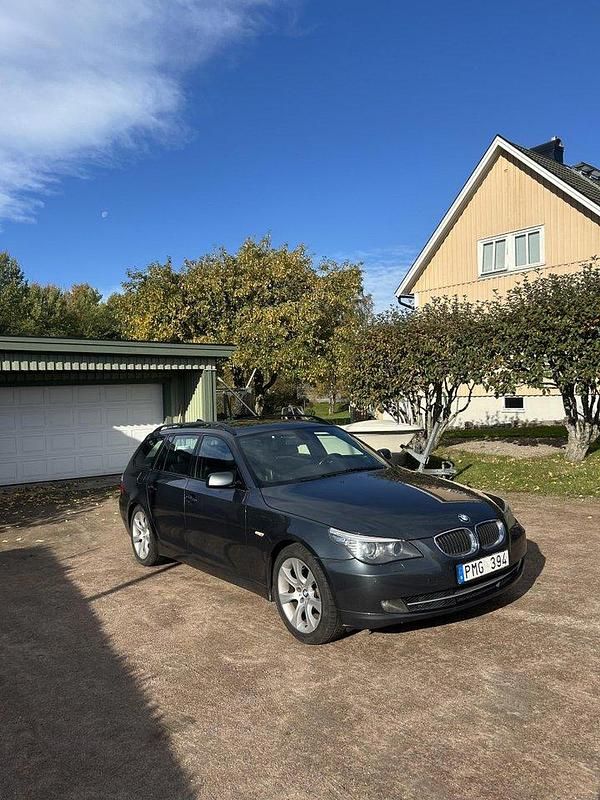 Grå Begagnad 2008 BMW 525 Kombi | 54 000 kr (Marknadspris) - Bild 1/4