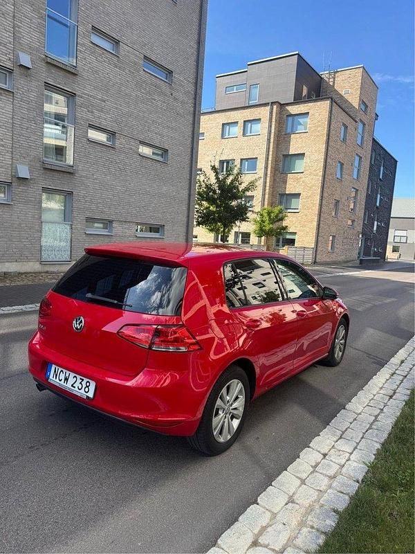 Röd Begagnad 2016 VW Golf VII Halvkombi | 167 500 kr (Marknadspris) - Bild 1/4