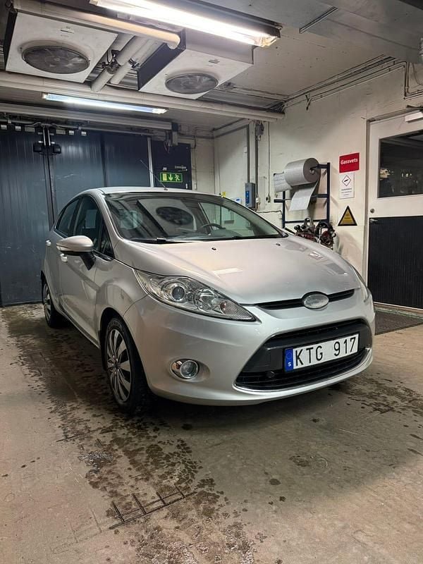 Begagnad 2010 Ford Fiesta Halvkombi | 45 000 kr (Marknadspris) - Bild 1/4