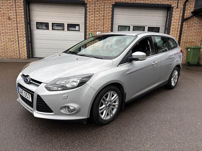 Grå Begagnad 2014 Ford Focus Titanium Kombi | 79 500 kr (Marknadspris) - Bild 1/4