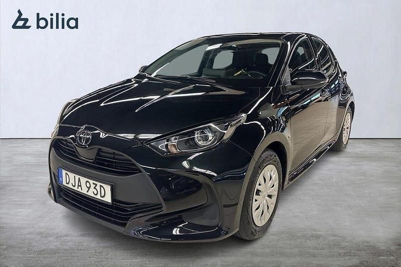 Svart Begagnad 2025 Toyota Yaris Hybrid Active Halvkombi | 239 900 kr (Marknadspris) - Bild 1/3