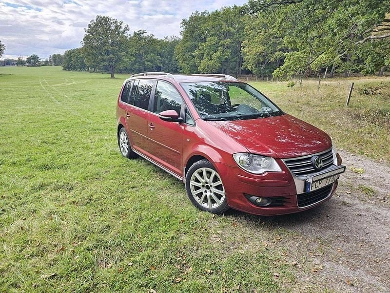 Röd Begagnad 2010 VW Touran Highline Minibuss | 39 000 kr (Marknadspris) - Bild 1/4