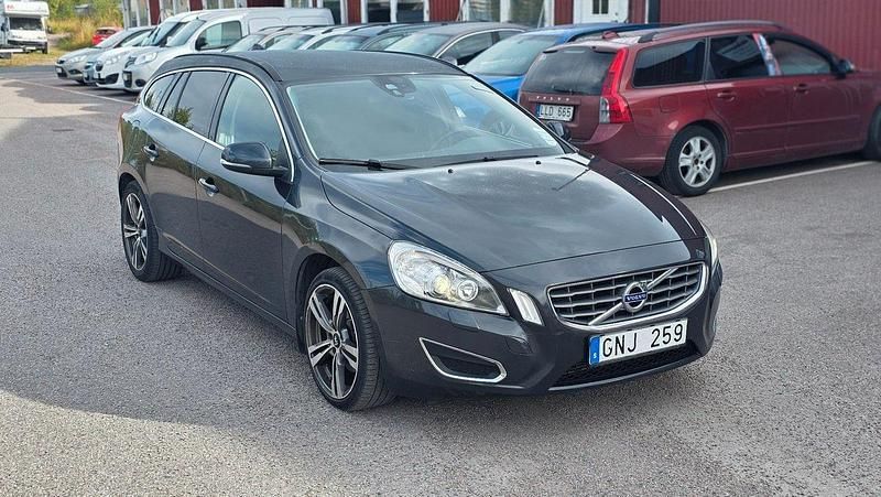 Grå Begagnad 2012 Volvo V60 Momentum Kombi | 54 900 kr (Bra pris) - Bild 1/4