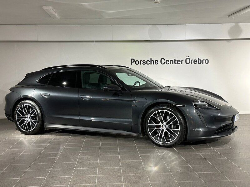 Grå Begagnad 2022 Porsche Taycan Sport Turismo Sedan | 819 000 kr (Marknadspris) - Bild 1/4